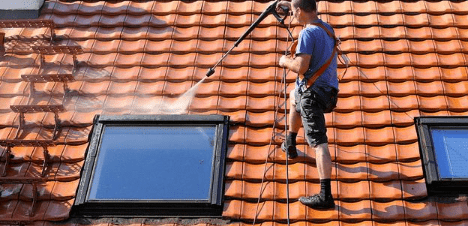 Dakreiniging met telescoopsteel langs het dak